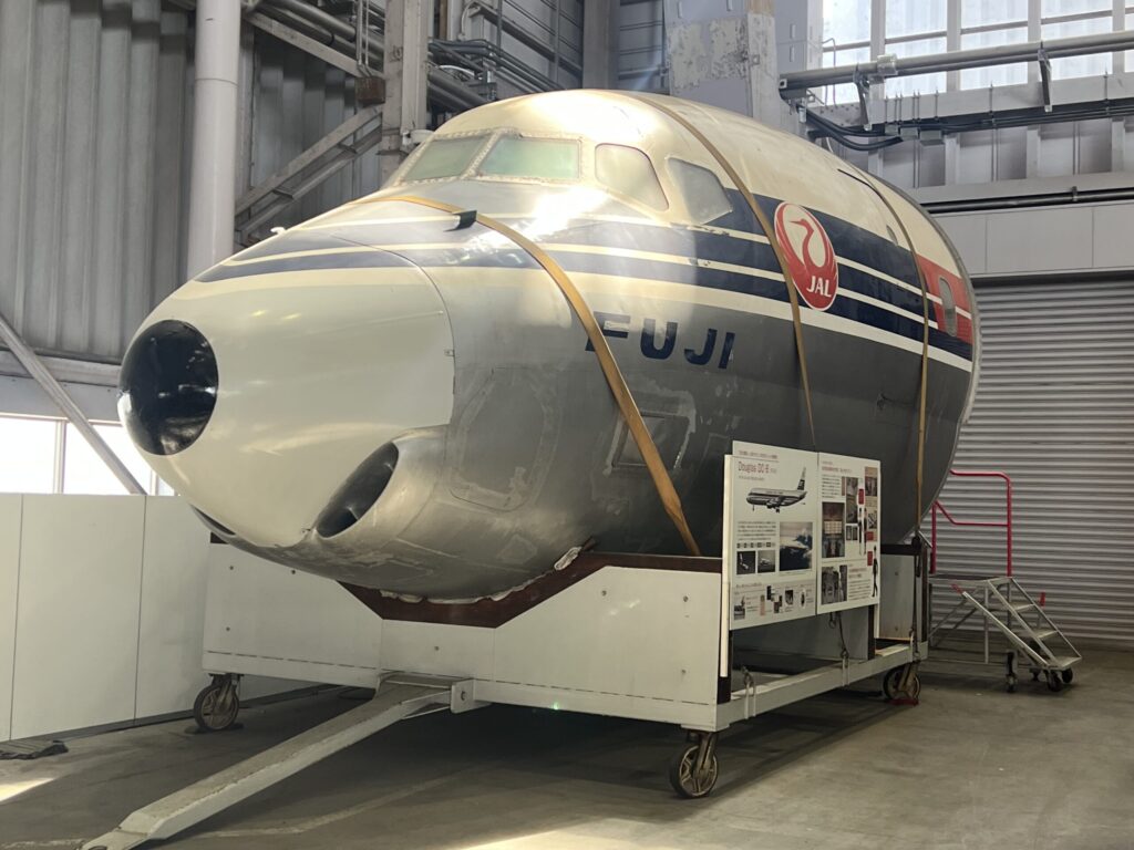 格納庫に展示されているふじ号の機首部分