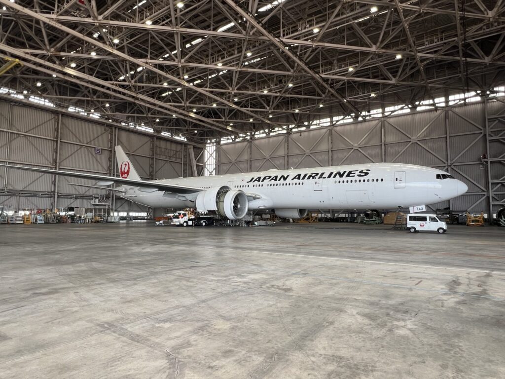 JAL工場見学の格納庫にある大型機