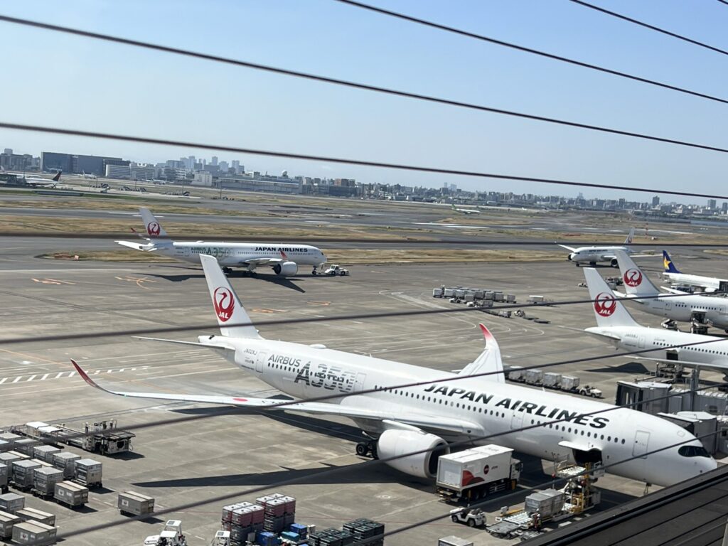 格納庫から見た羽田空港の景色