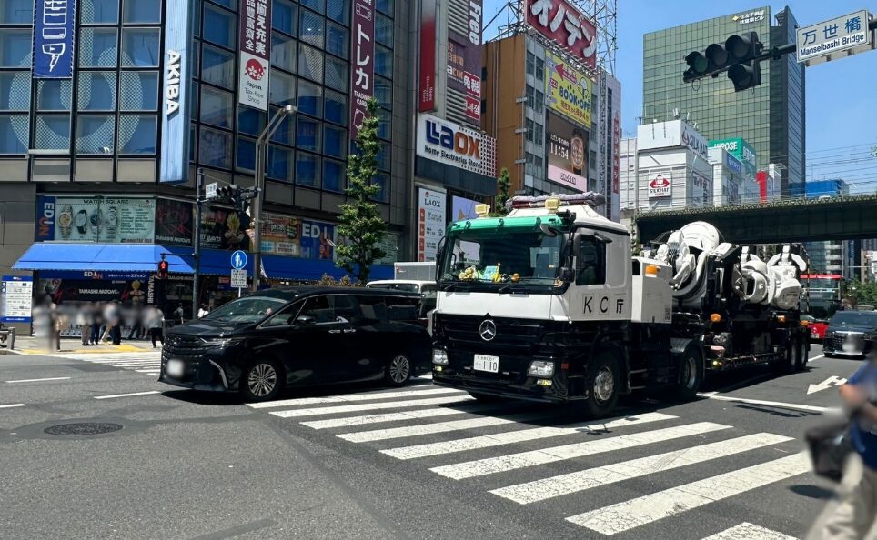 秋葉原で目撃したKC庁トラックとパトレイバー風の白いロボット車両