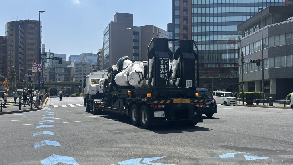 KC庁トラックのナンバー110とパトレイバーを連想させる車両デザイン